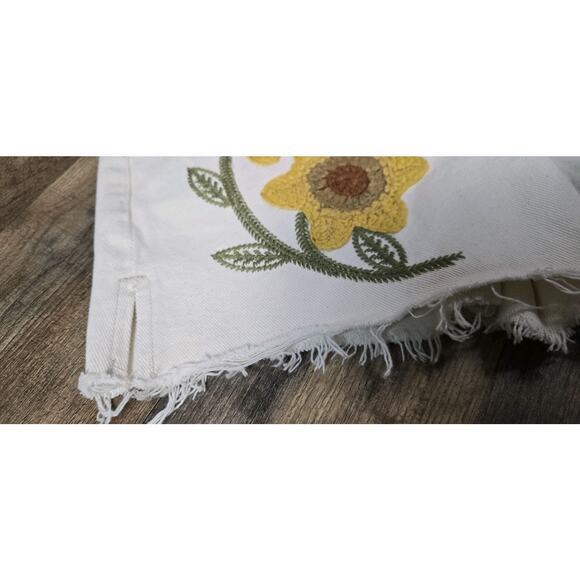 Blank NYC The Reeve Sunflower Floral Embroidered White Denim Shorts 27 New w Tag - Picture 13 of 14
